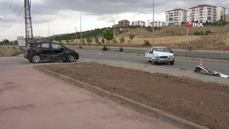 Sivas'ta trafik kazası! İki otomobilin çarpıştığı kazada 3 kişi yaralandı