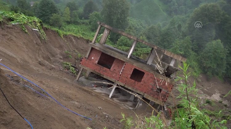 Üç katlı bina heyelanda böyle sürüklendi!