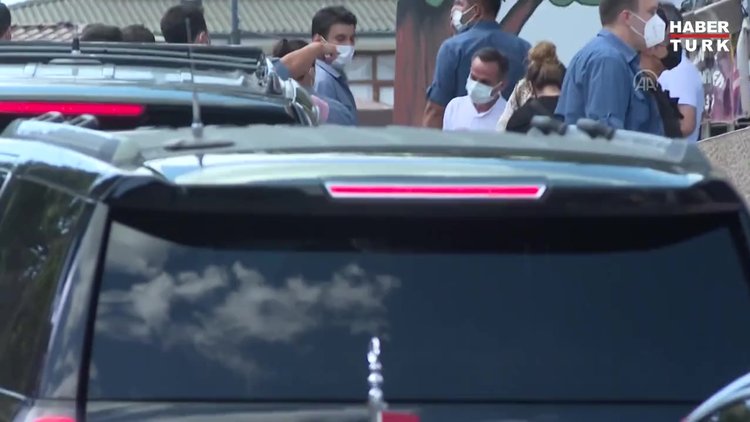 Cumhurbaşkanı Erdoğan Üsküdar'da vatandaşlarla sohbet ederek, çocuklara oyuncak dağıttı