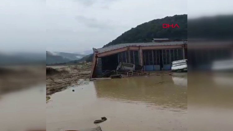Ayancık'ta yaşanan selde bir dükkanın yıkılma anı kamerada