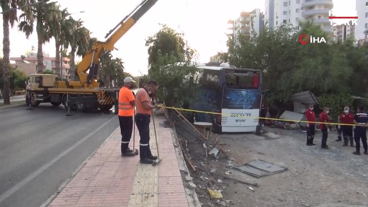 Silifke’de yolcu otobüsü şarampole yuvarlandı: 33 yaralı