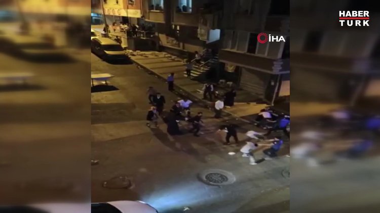 Polise sandalye fırlatıp, aralarına alarak darp etmeye çalıştılar... O anlar anbean kamerada
