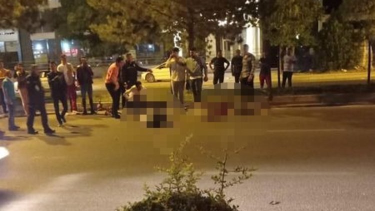 Niğde'de aniden yola çıkan çocuğu kurtarmak isteyen yayalara otomobil çarptı: 2 ölü