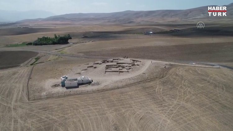 Çavuştepe Kalesi'nde takıları ve iki mührüyle gömülen kadın yöneticinin mezarı bulundu