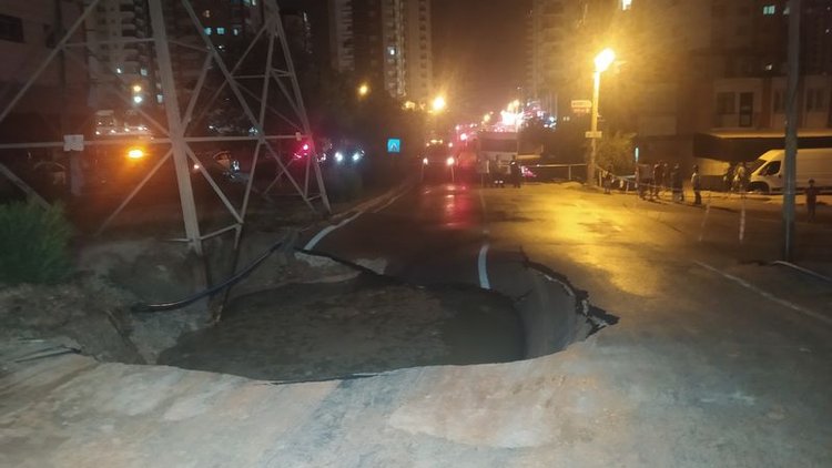 Adana'da su borusu patlayınca yol çöktü, binalara su bastı