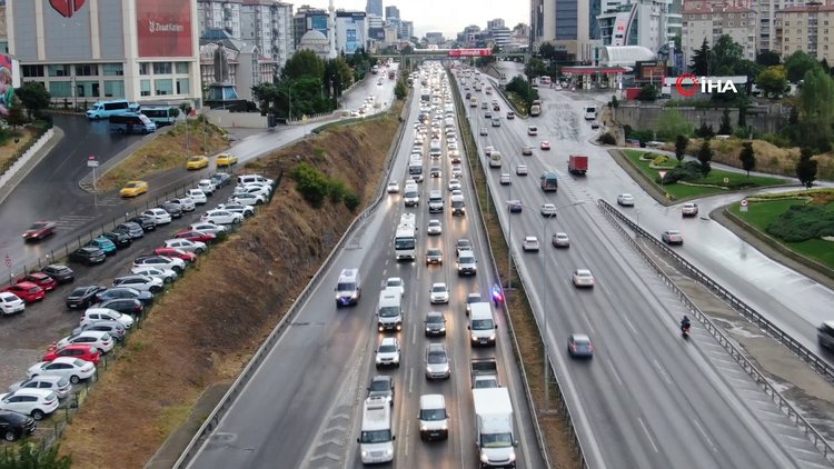 İstanbul'da yağışlar trafiği vurdu, yoğunluk yüzde 55'i gördü