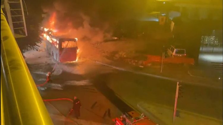 Direğe çarpan yolcu otobüsü alev aldı: Ölü ve yaralılar var