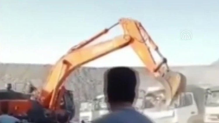 Şırnak'ta ücretini alamayan işçi, kepçeyle kamyonların kabin kısmını ezdi!