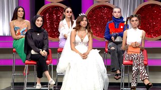 Bugün podyumda rengarenk görüntüler izleyicilerle buluştu.