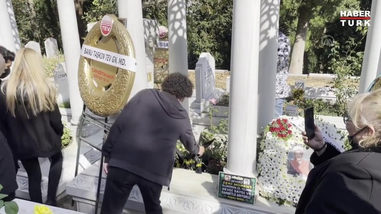 Zeki Müren vefatının 25. yılında kabri başında anıldı