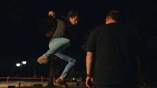 Adam bacanakları yere serdi.