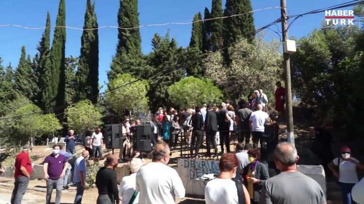 Tuncel Kurtiz vefatının 8'inci yılında kabri başında anıldı