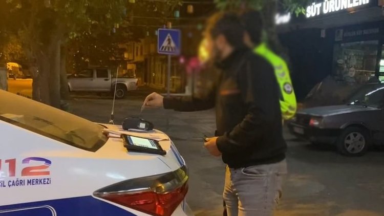 Alkolmetreyi pos cihazı sanıp ödeme yapmaya çalıştı!