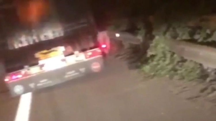 Sakarya'da TIR arızalandı, kasasında bulunan göçmenler kaçtı