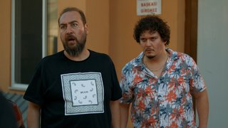 Yine bir hinlik peşinde koşan enişteler bu sefer işi büyütüp gizli bir alışveriş planlıyor.