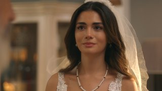 Havva’yı gelinlikle gören Hacı Hünkar dahil herkesin bu güzellik karşısında dili tutuluyor.