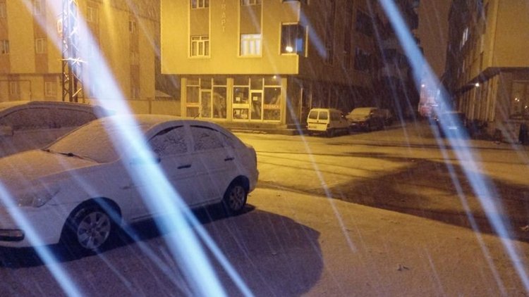 Ardahan ve Kars'a mevsimin ilk karı düştü