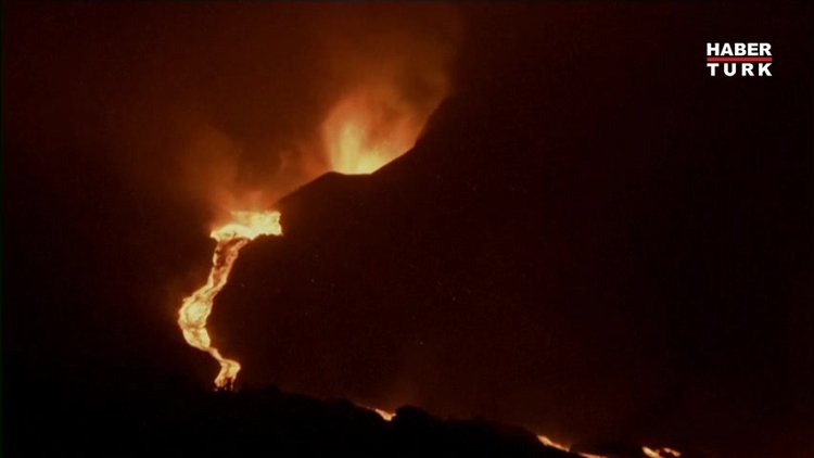 La Palma'daki yanardağ lavlarıyla geceyi aydınlattı!