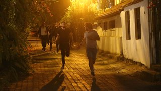 Adam'dan para koparmak isteyen enişteler Gürbüz ile Hulusi,  Bahri'nin evinin önüne geldi.