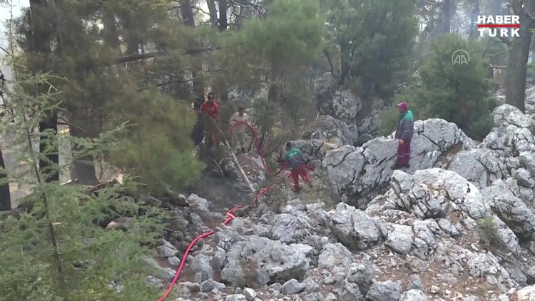 Kemer'de çıkan orman yangınına müdahale ediliyor