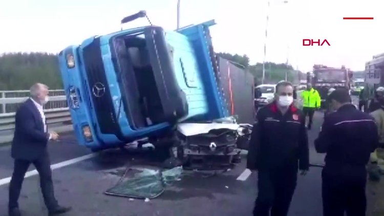 Kuzey Marmara Otoyolu Beykoz mevkisinde kamyon otomobilin üzerine devrildi