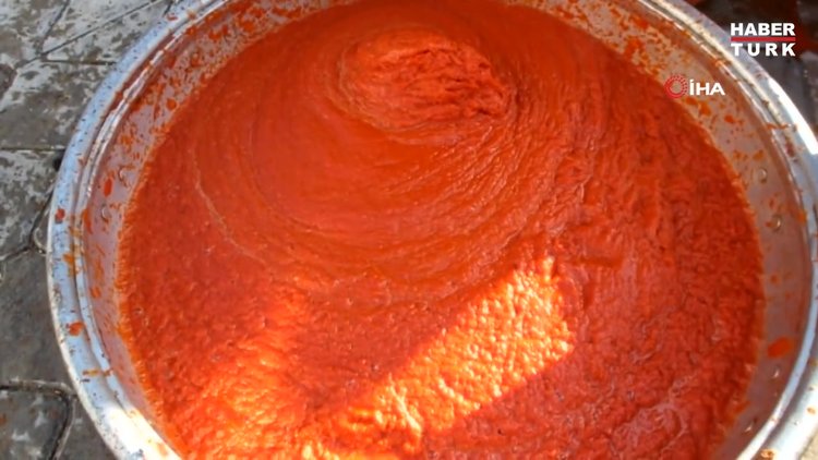 İmece usulü ile salça salça yapıyorlar