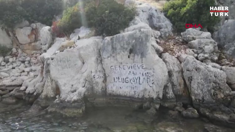 Kekova'daki tarihi eserleri ilan tahtasına çevirdiler