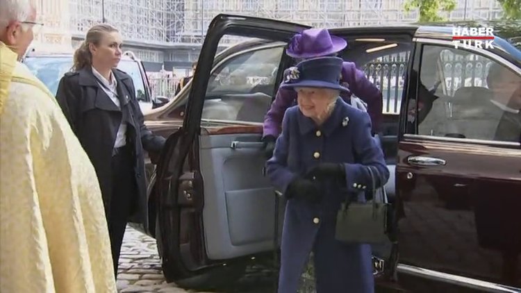 İngiltere Kraliçesi 2. Elizabeth çarşamba gecesini hastanede geçirdi