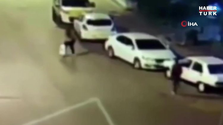 Sokakta tek başına yürüyen kadına kapkaç anı kamerada