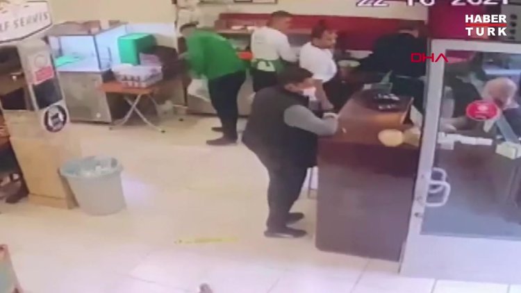Soluk borusuna ekmek kaçan müşterisini 'Heimlich manevrası' ile kurtardı