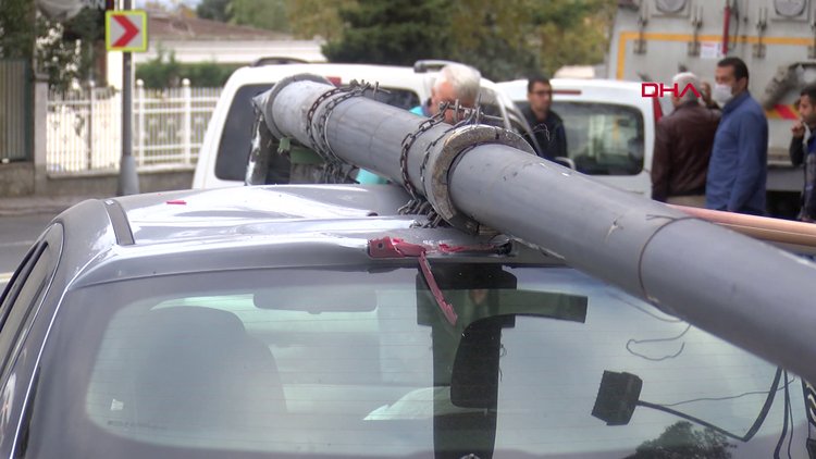 Beşiktaş'ta otomobilin çarptığı direk araç üzerinde dengede kaldı