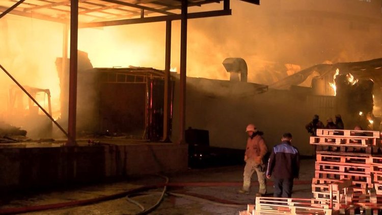 Esenyurt'ta ambalaj fabrikası alev alev yandı: 1 ölü