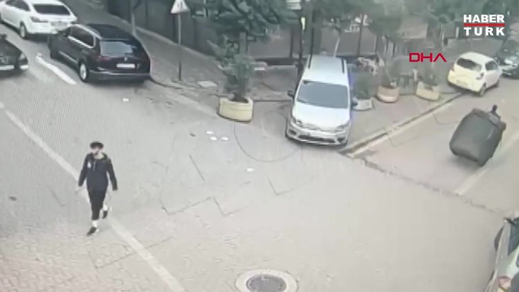 Motosikletlinin arkasındaki gence sokakta kanlı infaz!