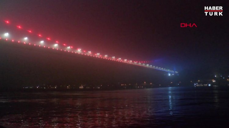 Fatih Sultan Mehmet Köprüsü Azerbaycan bayrağı renklerinde ışıklandırıldı