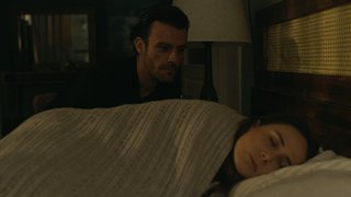 Mehmet Emir gizlice Deniz'in evine girdi ve o uyurken yatağını başına geldi.