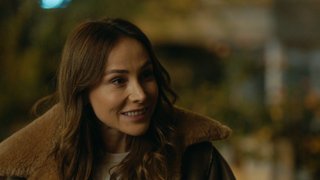 Hilal, Mehmet Emir'in uzattığı kadehi eline alınca Deniz'in söylediklerini hatırladı.