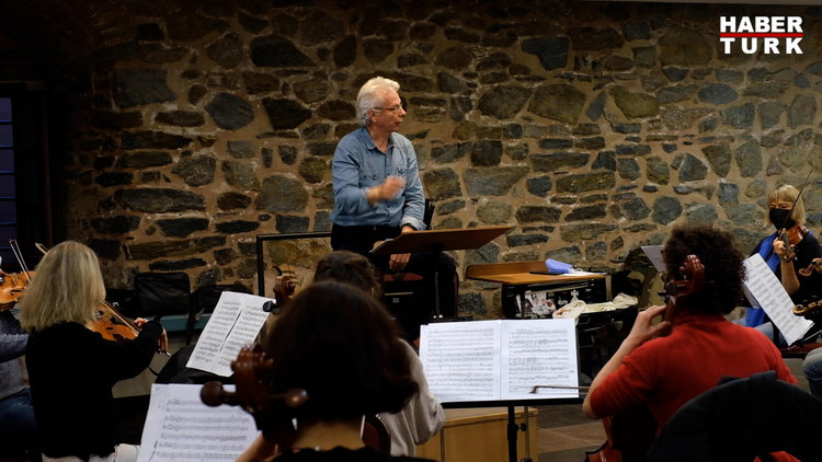 Şef Rengim Gökmen İş Sanat'ta İstanbul Ensemble'ı yönetiyor