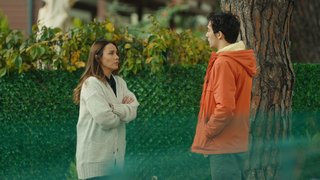 Deniz, Canan'ı bugüne kadar nasıl fark edemediğini düşündü.