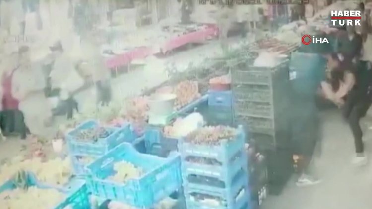 İstanbul'da pazarda dehşet anları kamerada: Önce bıçakladı, sonra tekme ve yumruklarla dövdü