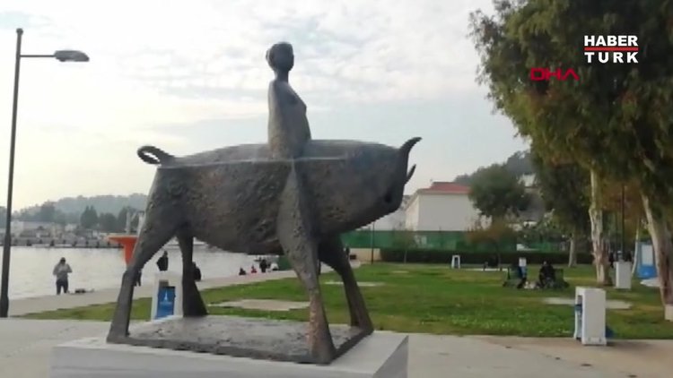 İZMİR'DE ÜÇ HEYKELE SALDIRI