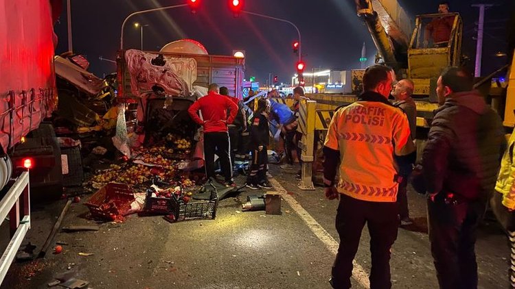 Adana'da feci kaza! TIR, ışıkta bekleyen 3 araca çarptı: 1 ölü, 4 yaralı
