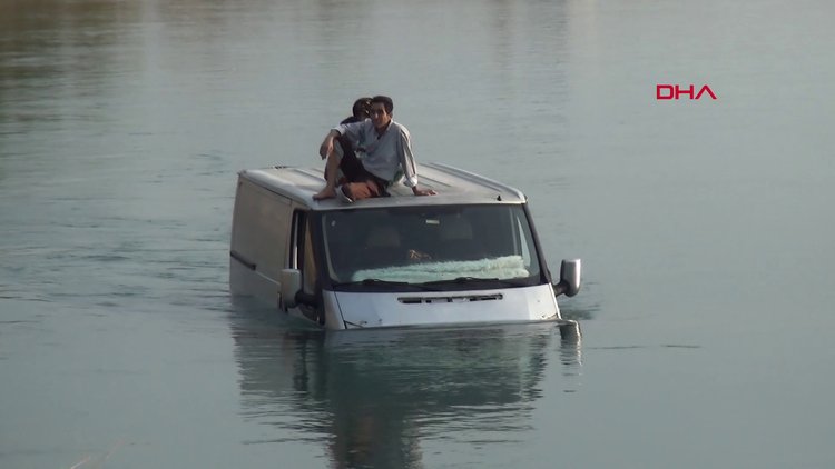 Adana'da minibüs sulama kanalına düştü