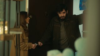 Arif, karısının başına gelenleri öğrenebilmek için Deniz'in kapısına geldi.