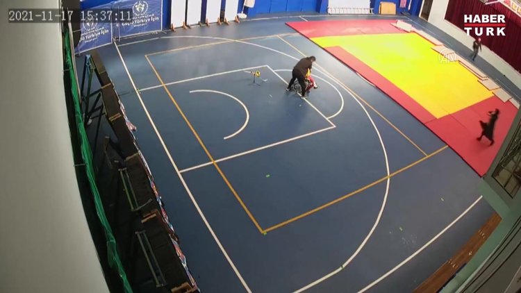 Antrenörün depremde engelli sporcusunu korumaya çalışması kameraya yansıdı