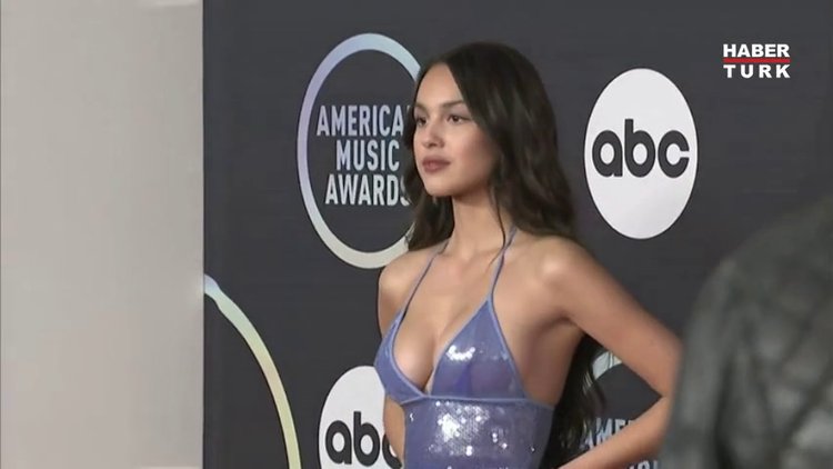 2021 Amerikan Müzik Ödülleri kırmızı halısı ilgi çekti