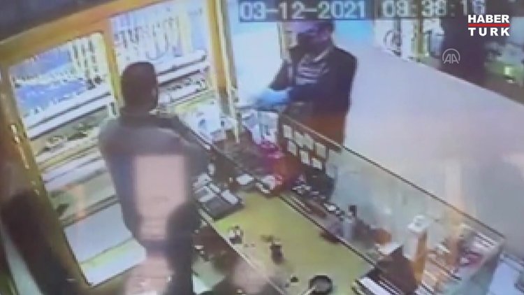 Kuyumcu soygun anında çay içti