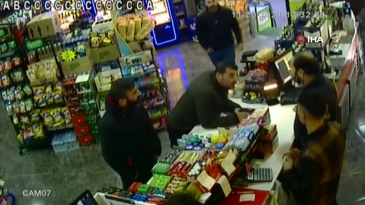Veresiye alkol vermeyen kasiyere ürün fırlatıp silah doğrulttu