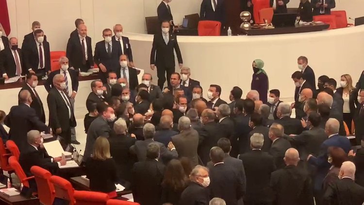 Meclis'te kavga: Sezgin Baran Korkmaz fotoğrafı tartışma yarattı