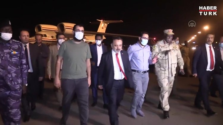 Sudan kaçırılan iki Türk'ü teslim etti