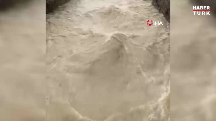 İzmir'i sağanak vurdu, sitelerden siren sesleri yükseldi